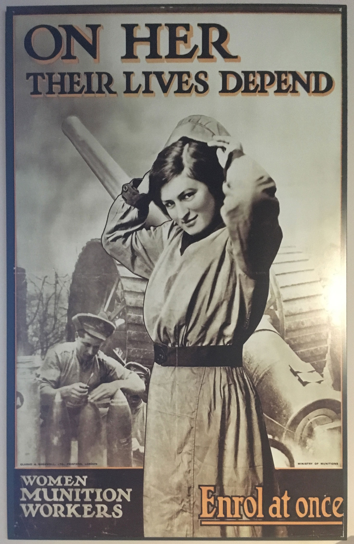 Плакат женщины войны. Плакаты первой мировой войны женщины. Женщины на войне постеры. Женщины в первой мировой войне. Образ женщины в плакатной пропаганде в первой мировой.